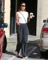 Ева Лонгория. 16 октября 2013 - Ева Лонгория  наслаждается ароматом утреннего  кофе, Голливуд.