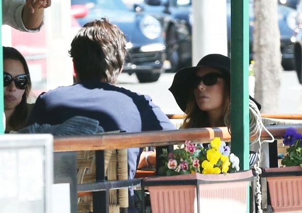 Ева Лонгория. 15 октября 2013 - Ева Лонгория  с друзьями в Cafe Med