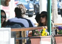 Ева Лонгория. 15 октября 2013 - Ева Лонгория  с друзьями в Cafe Med