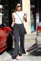 Ева Лонгория. 16 октября 2013 - Ева Лонгория остановилась чтобы купить кофе и снять денег с ATM, Голливуд.