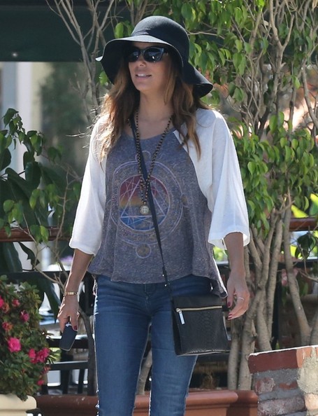 Ева Лонгория. 15 октября 2013 - Ева Лонгория  с друзьями в Cafe Med