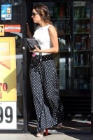 Ева Лонгория. 16 октября 2013 - Ева Лонгория остановилась чтобы купить кофе и снять денег с ATM, Голливуд.