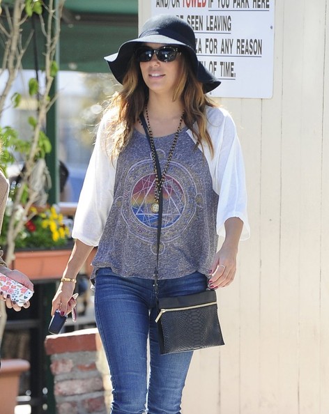 Ева Лонгория. 15 октября 2013 - Ева Лонгория  с друзьями в Cafe Med