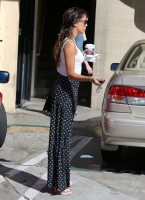 Ева Лонгория. 16 октября 2013 - Ева Лонгория  наслаждается ароматом утреннего  кофе, Голливуд.