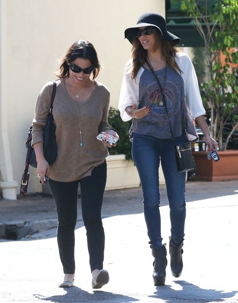 Ева Лонгория. 15 октября 2013 - Ева Лонгория  с друзьями в Cafe Med