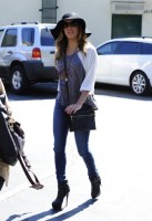 Ева Лонгория. 15 октября 2013 - Ева Лонгория  с друзьями в Cafe Med