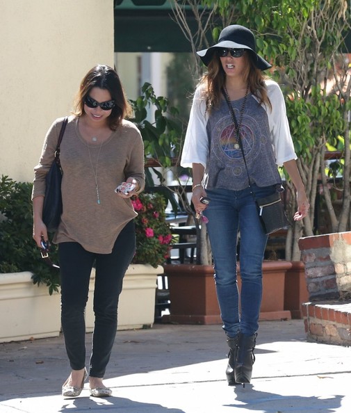 Ева Лонгория. 15 октября 2013 - Ева Лонгория  с друзьями в Cafe Med