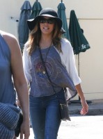 Ева Лонгория. 15 октября 2013 - Ева Лонгория  с друзьями в Cafe Med