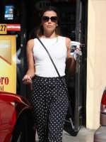 Ева Лонгория. 16 октября 2013 - Ева Лонгория  наслаждается ароматом утреннего  кофе, Голливуд.