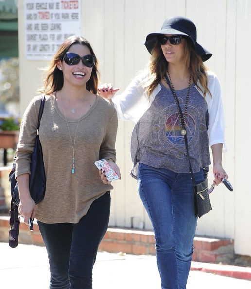 Ева Лонгория. 15 октября 2013 - Ева Лонгория  с друзьями в Cafe Med