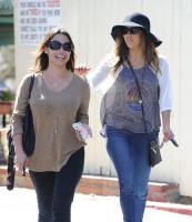 Ева Лонгория. 15 октября 2013 - Ева Лонгория  с друзьями в Cafe Med