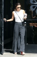 Ева Лонгория. 16 октября 2013 - Ева Лонгория остановилась чтобы купить кофе и снять денег с ATM, Голливуд.