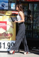 Ева Лонгория. 16 октября 2013 - Ева Лонгория  наслаждается ароматом утреннего  кофе, Голливуд.