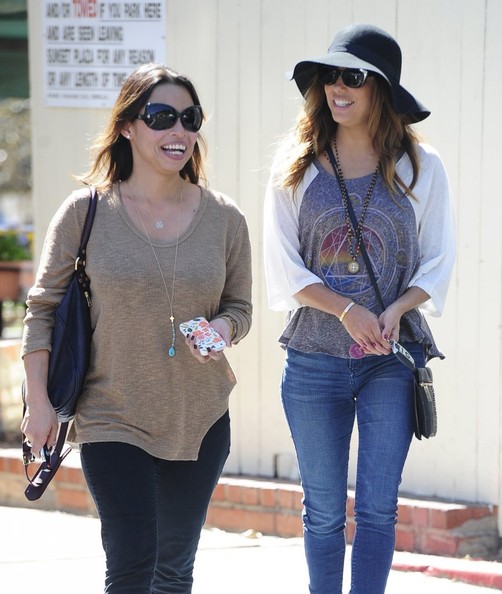 Ева Лонгория. 15 октября 2013 - Ева Лонгория  с друзьями в Cafe Med