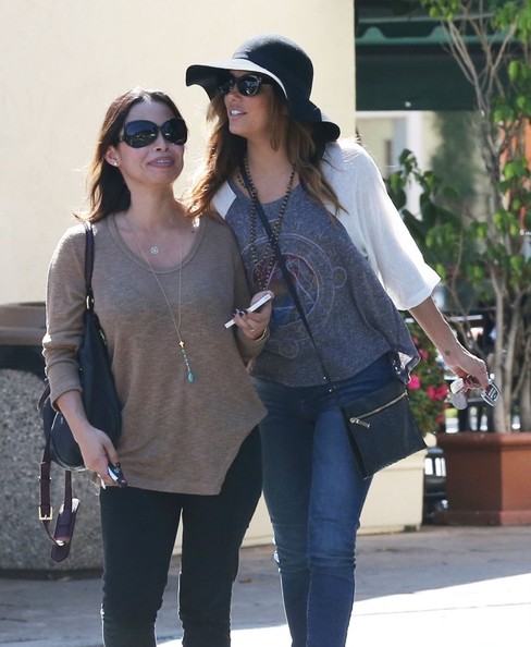 Ева Лонгория. 15 октября 2013 - Ева Лонгория  с друзьями в Cafe Med