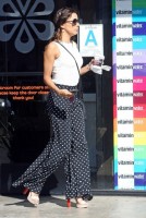 Ева Лонгория. 16 октября 2013 - Ева Лонгория остановилась чтобы купить кофе и снять денег с ATM, Голливуд.