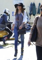 Ева Лонгория. 15 октября 2013 - Ева Лонгория  с друзьями в Cafe Med