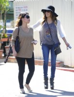 Ева Лонгория. 15 октября 2013 - Ева Лонгория  с друзьями в Cafe Med