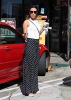 Ева Лонгория. 16 октября 2013 - Ева Лонгория  наслаждается ароматом утреннего  кофе, Голливуд.