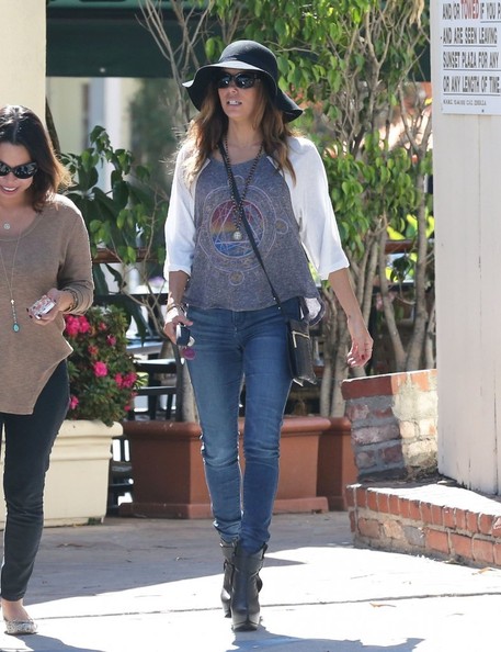 Ева Лонгория. 15 октября 2013 - Ева Лонгория  с друзьями в Cafe Med