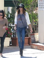 Ева Лонгория. 15 октября 2013 - Ева Лонгория  с друзьями в Cafe Med