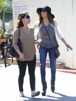 Ева Лонгория. 15 октября 2013 - Ева Лонгория  с друзьями в Cafe Med