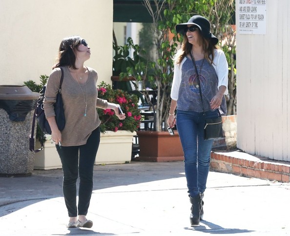 Ева Лонгория. 15 октября 2013 - Ева Лонгория  с друзьями в Cafe Med