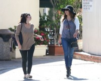 Ева Лонгория. 15 октября 2013 - Ева Лонгория  с друзьями в Cafe Med