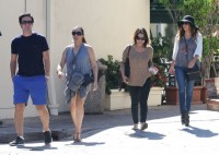 Ева Лонгория. 15 октября 2013 - Ева Лонгория  с друзьями в Cafe Med