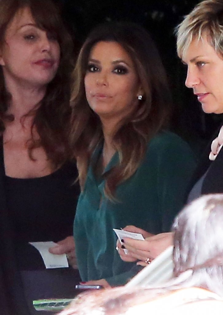 Ева Лонгория. 14 октября  2013 - Ева Лонгория покидает отель Four Seasons в Лос-Анджелесе.