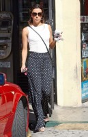 Ева Лонгория. 16 октября 2013 - Ева Лонгория остановилась чтобы купить кофе и снять денег с ATM, Голливуд.