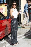 Ева Лонгория. 16 октября 2013 - Ева Лонгория остановилась чтобы купить кофе и снять денег с ATM, Голливуд.