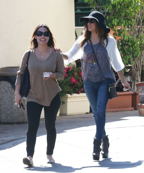 Ева Лонгория. 15 октября 2013 - Ева Лонгория  с друзьями в Cafe Med