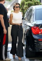 Ева Лонгория. 16 октября 2013 - Ева Лонгория остановилась чтобы купить кофе и снять денег с ATM, Голливуд.