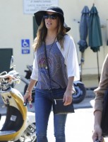 Ева Лонгория. 15 октября 2013 - Ева Лонгория  с друзьями в Cafe Med