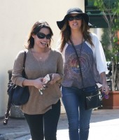 Ева Лонгория. 15 октября 2013 - Ева Лонгория  с друзьями в Cafe Med