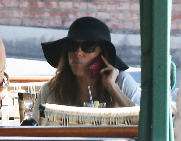 Ева Лонгория. 15 октября 2013 - Ева Лонгория  с друзьями в Cafe Med