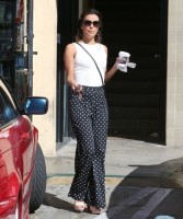 Ева Лонгория. 16 октября 2013 - Ева Лонгория  наслаждается ароматом утреннего  кофе, Голливуд.