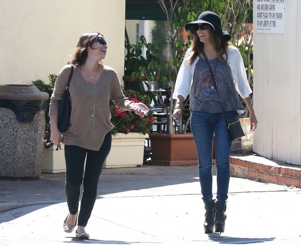 Ева Лонгория. 15 октября 2013 - Ева Лонгория  с друзьями в Cafe Med