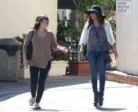 Ева Лонгория. 15 октября 2013 - Ева Лонгория  с друзьями в Cafe Med