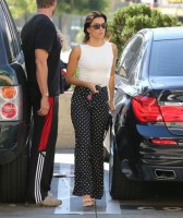 Ева Лонгория. 16 октября 2013 - Ева Лонгория  наслаждается ароматом утреннего  кофе, Голливуд.