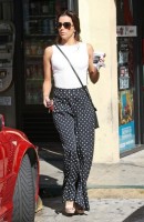 Ева Лонгория. 16 октября 2013 - Ева Лонгория остановилась чтобы купить кофе и снять денег с ATM, Голливуд.