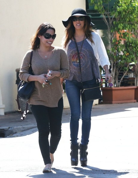 Ева Лонгория. 15 октября 2013 - Ева Лонгория  с друзьями в Cafe Med