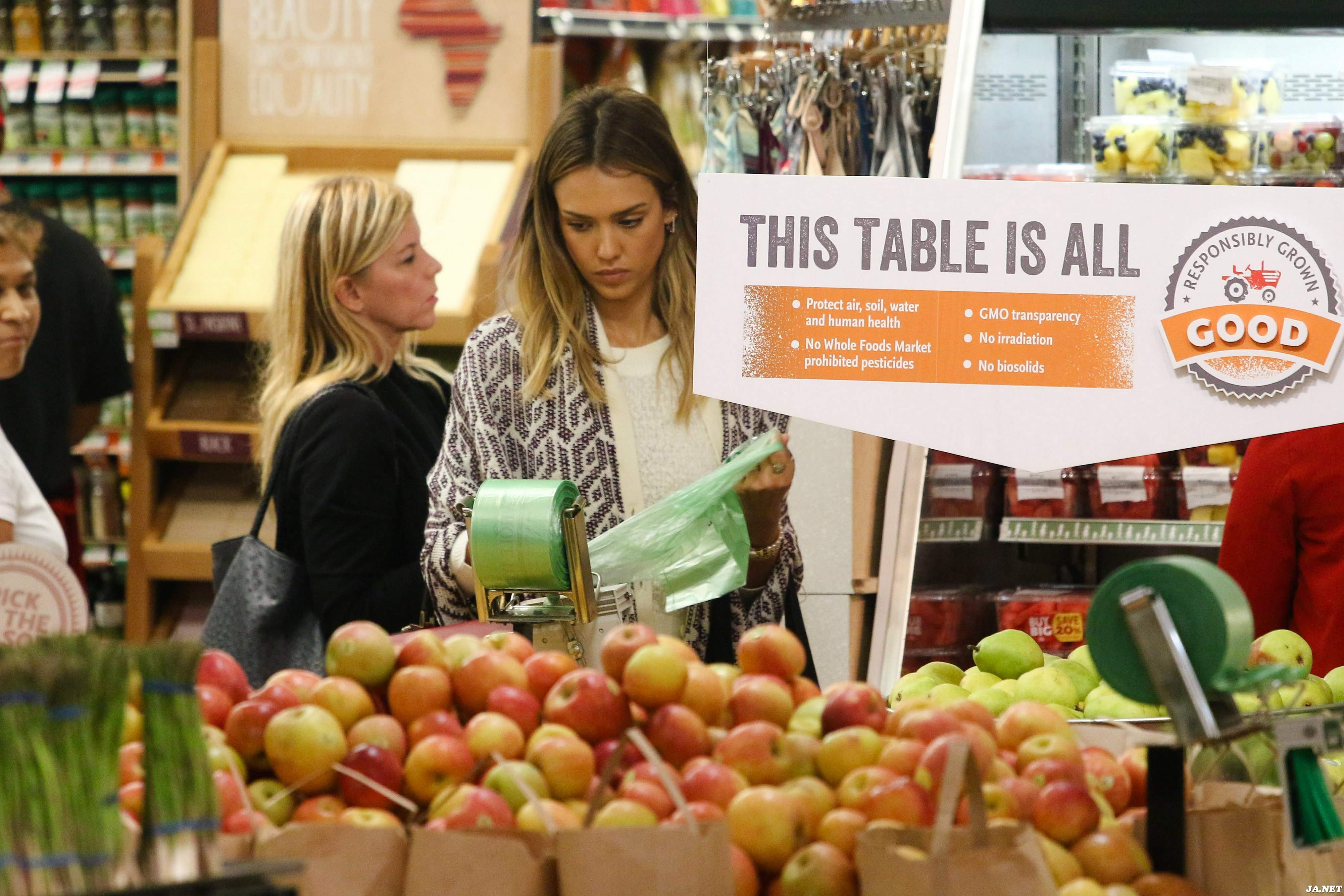 Джессика Альба. Джессика Альба закупается в "Whole Foods"