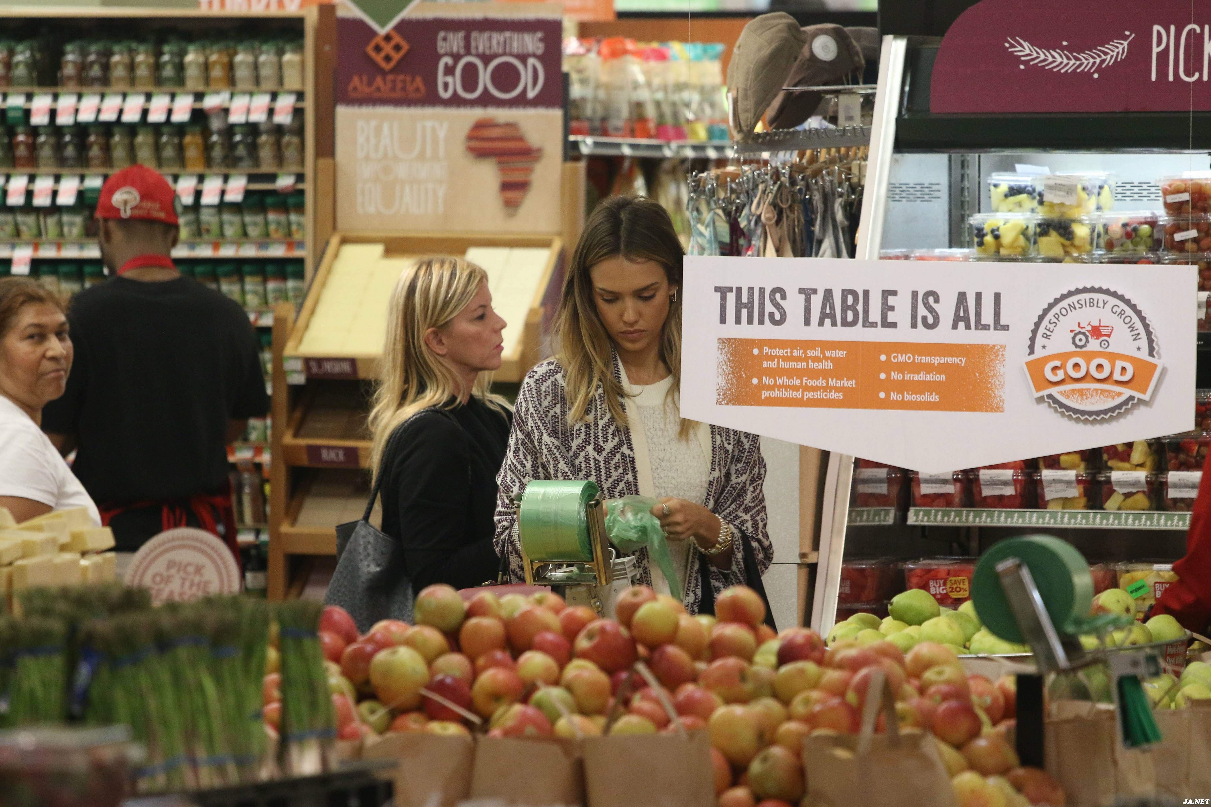 Джессика Альба. Джессика Альба закупается в "Whole Foods"