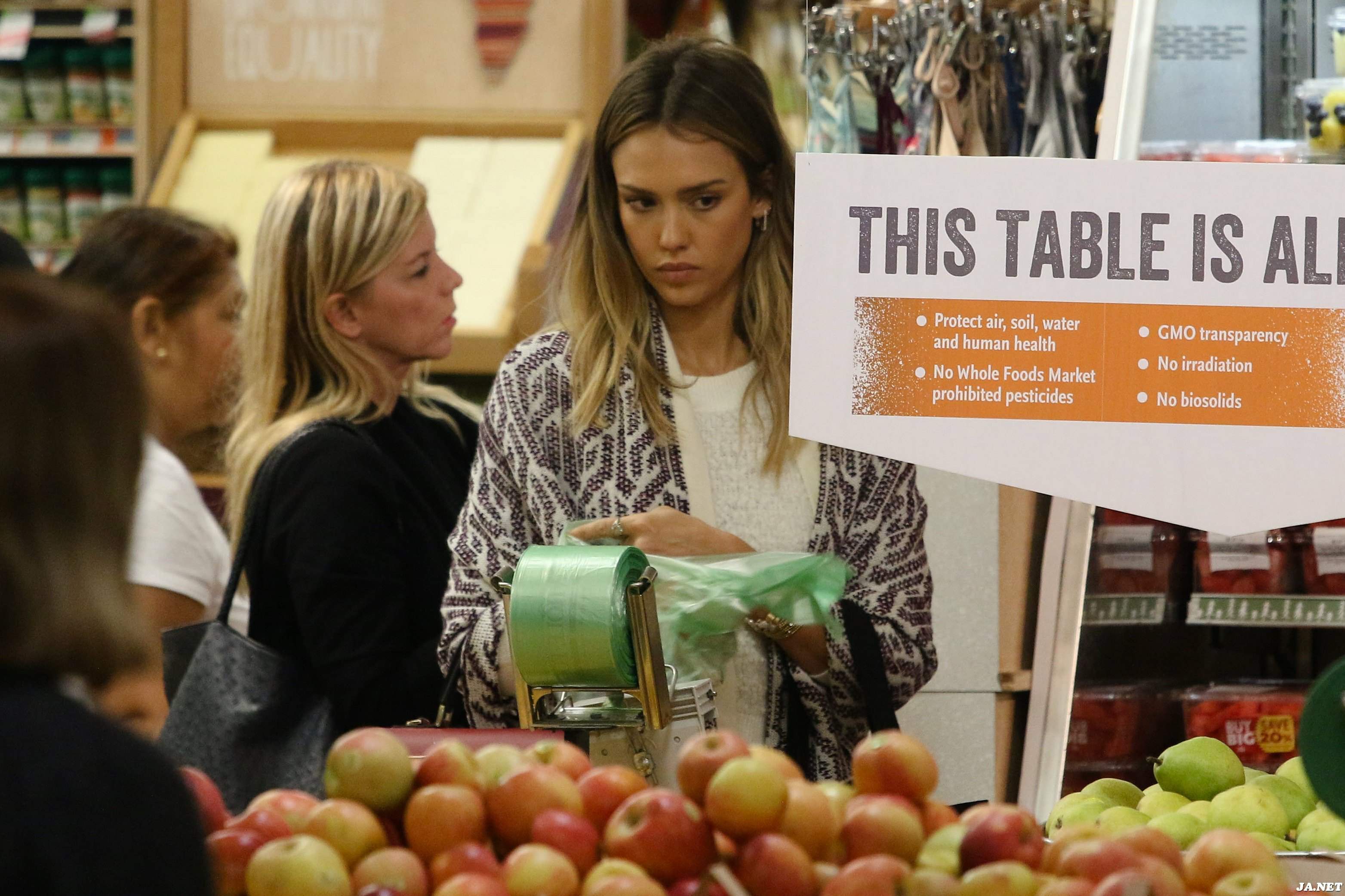 Джессика Альба. Джессика Альба закупается в "Whole Foods"