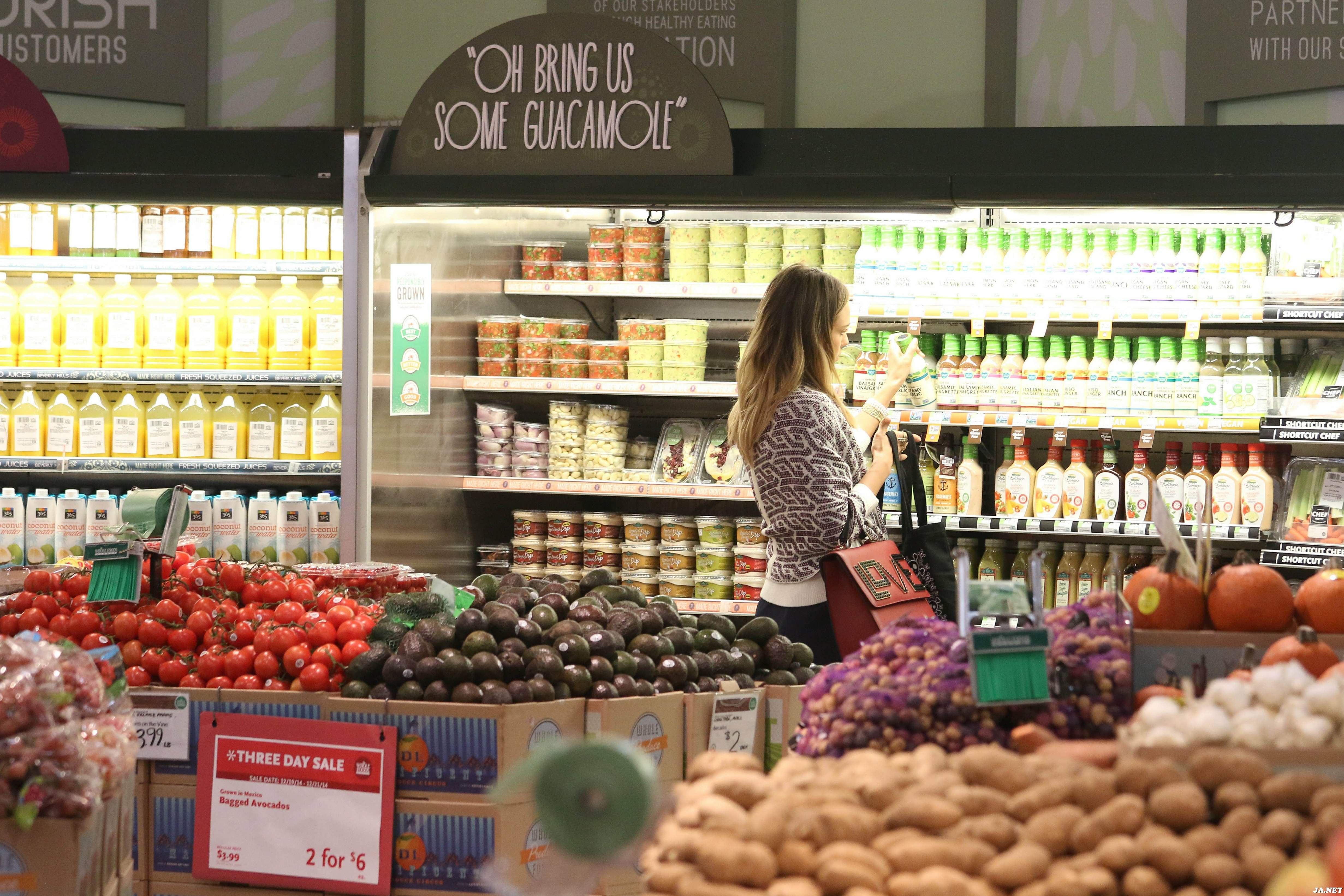 Джессика Альба. Джессика Альба закупается в "Whole Foods"