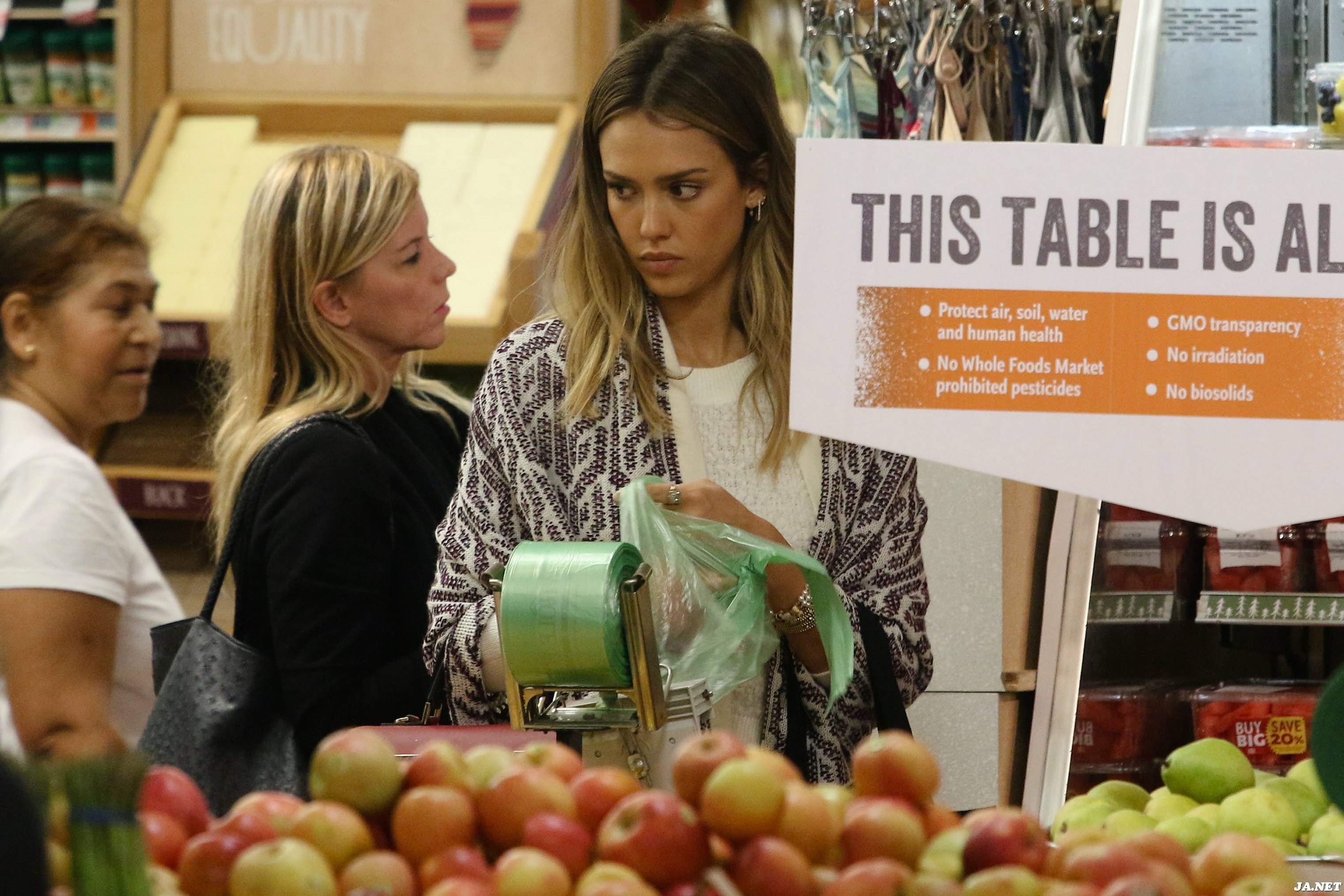 Джессика Альба. Джессика Альба закупается в "Whole Foods"