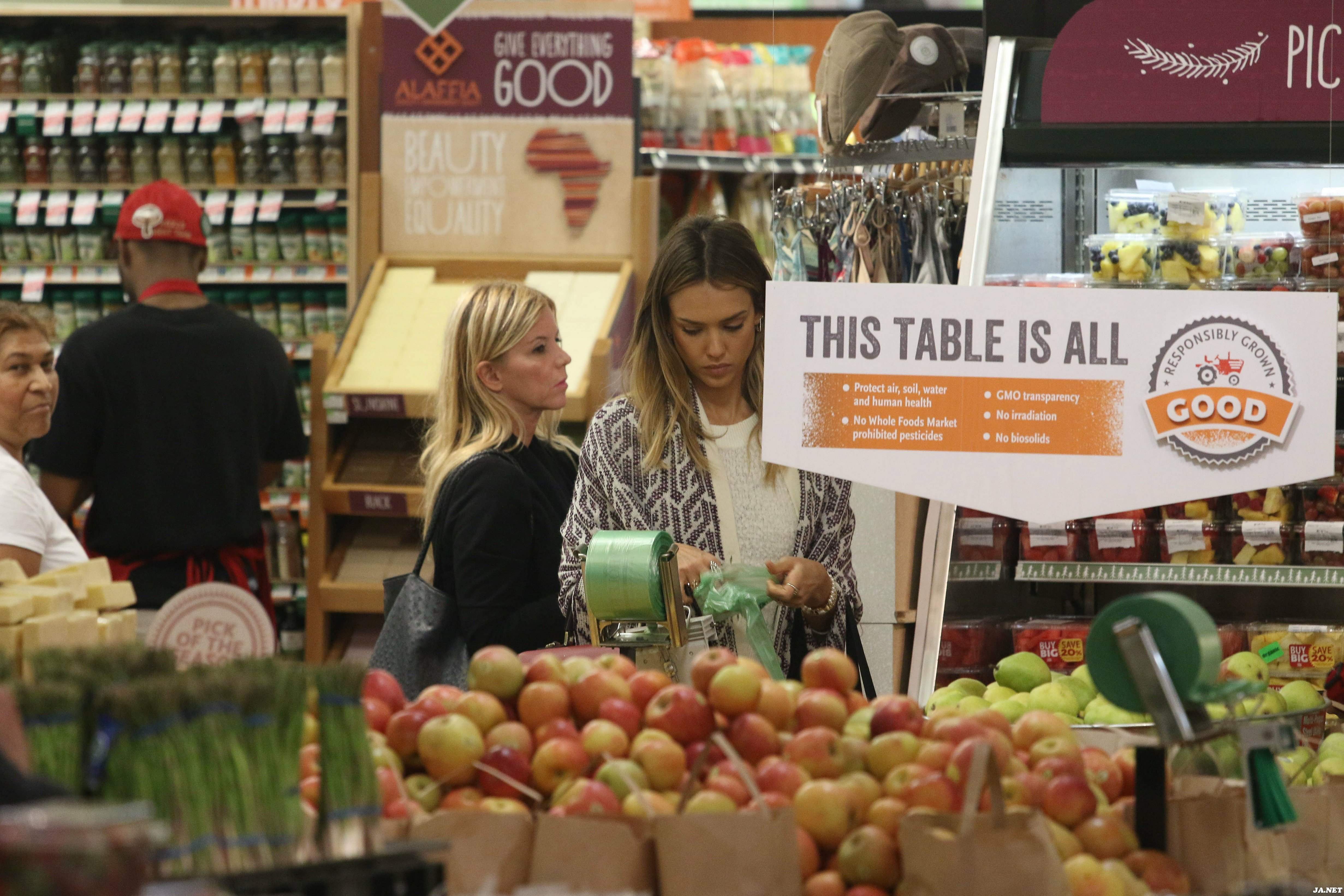 Джессика Альба. Джессика Альба закупается в "Whole Foods"