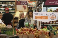Джессика Альба. Джессика Альба закупается в "Whole Foods"